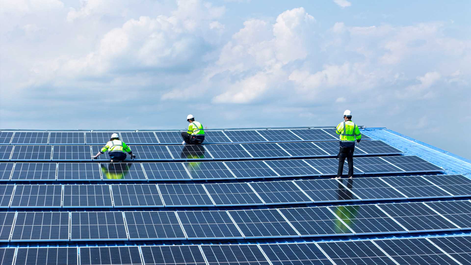 Engineer,Man,Inspects,Construction,Of,Solar,Cell,Panel,Or,Photovoltaic